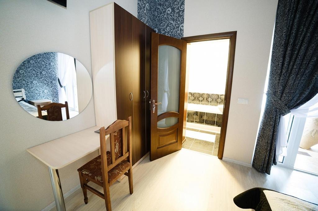 Corner House Hotel Lutsk Ngoại thất bức ảnh