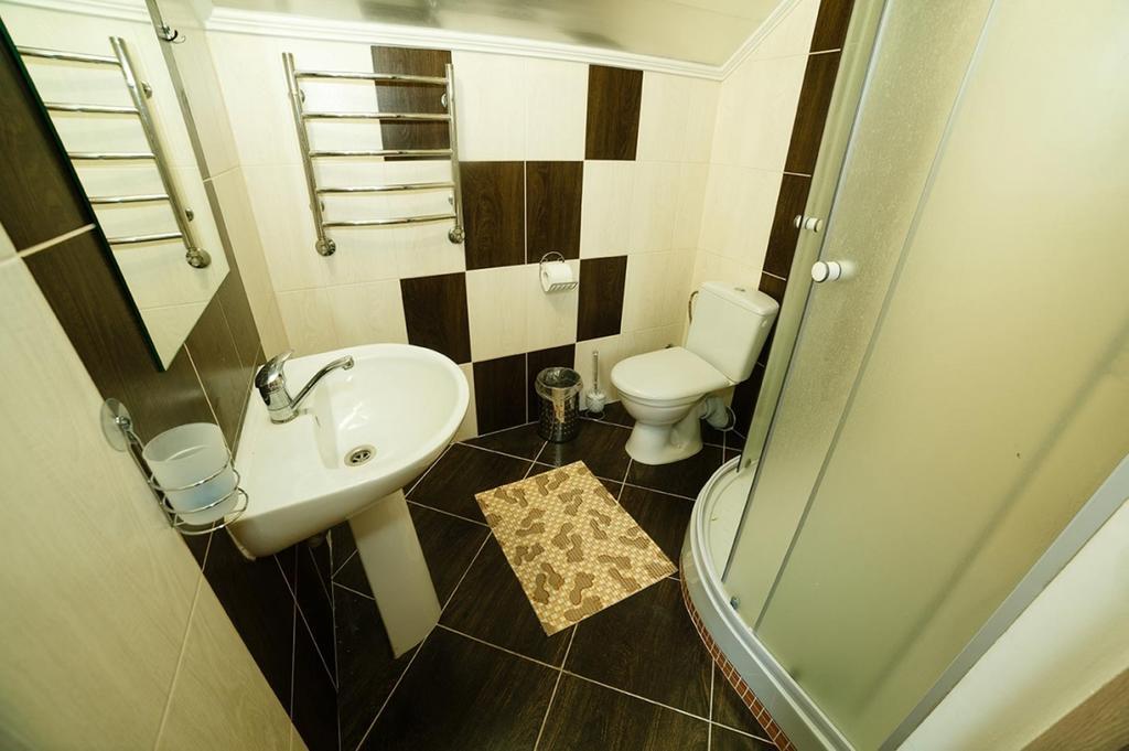 Corner House Hotel Lutsk Ngoại thất bức ảnh
