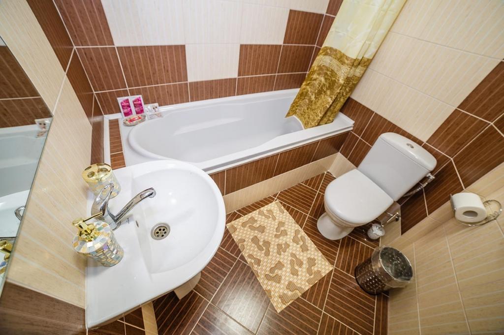 Corner House Hotel Lutsk Ngoại thất bức ảnh